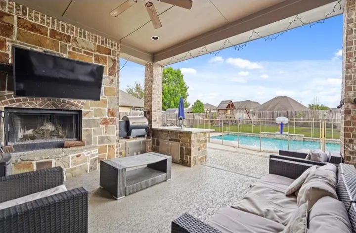 2 story Highland Homes with a generous backyard with a Pool - Houses in Cypress - Image 6 of 8