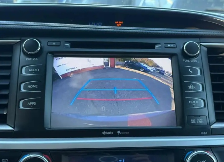 2015 Toyota Highlander XLE Sport Utility 4 - Cars in Stoughton - Image 10 of 10