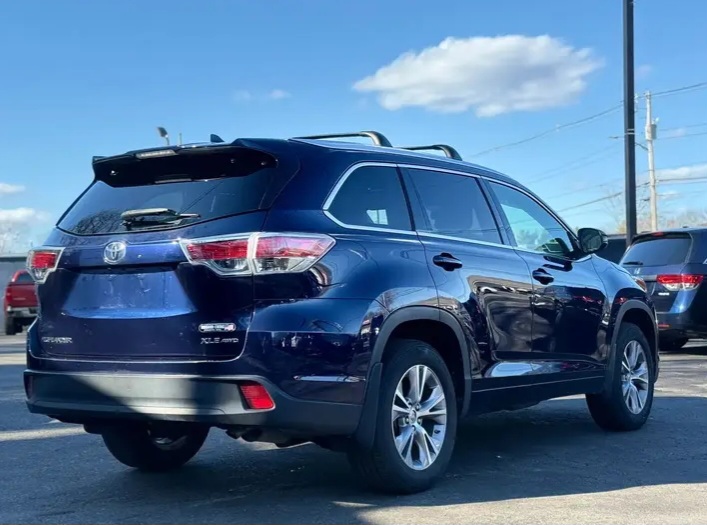 2015 Toyota Highlander XLE Sport Utility 4 - Cars in Stoughton - Image 3 of 10