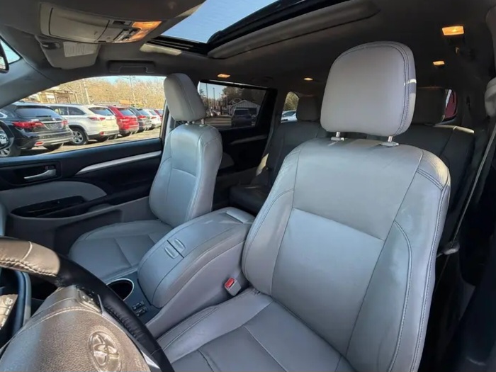 2015 Toyota Highlander XLE Sport Utility 4 - Cars in Stoughton - Image 4 of 10