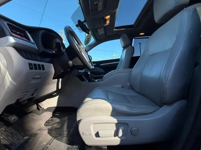 2015 Toyota Highlander XLE Sport Utility 4 - Cars in Stoughton - Image 5 of 10