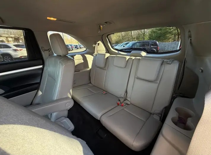2015 Toyota Highlander XLE Sport Utility 4 - Cars in Stoughton - Image 6 of 10