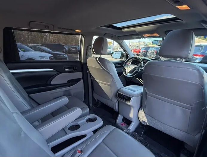 2015 Toyota Highlander XLE Sport Utility 4 - Cars in Stoughton - Image 7 of 10