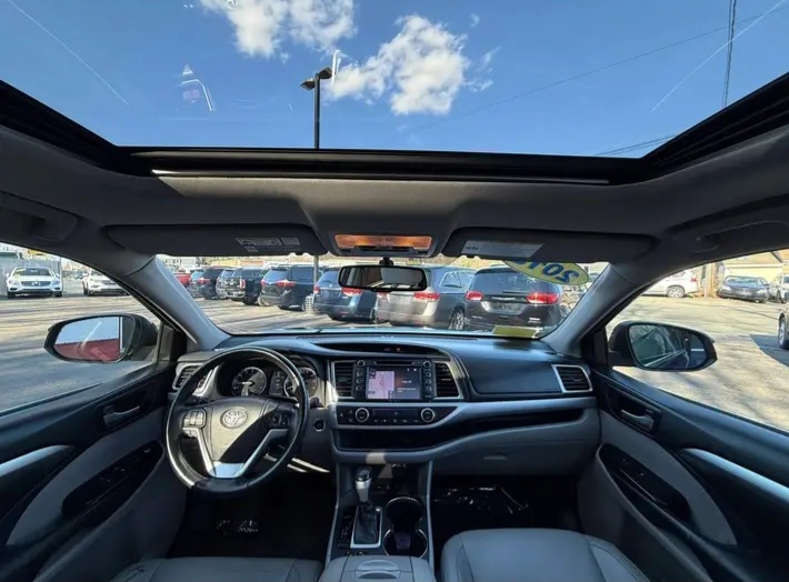 2015 Toyota Highlander XLE Sport Utility 4 - Cars in Stoughton - Image 9 of 10