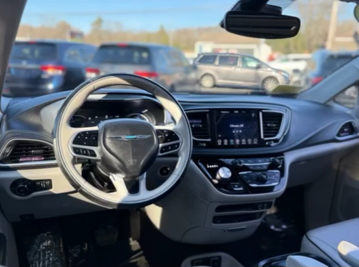 2018 Chrysler Pacifica Hybrid Limited Minivan 4D - Cars in Stoughton - Image 2 of 8