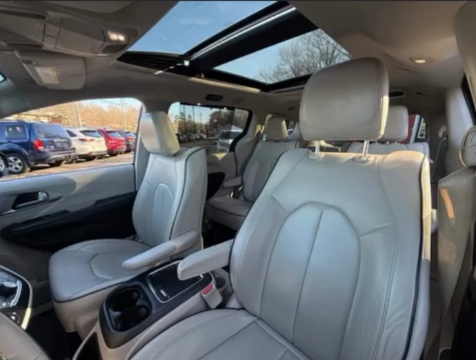 2018 Chrysler Pacifica Hybrid Limited Minivan 4D - Cars in Stoughton - Image 4 of 8