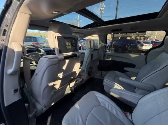 2018 Chrysler Pacifica Hybrid Limited Minivan 4D - Cars in Stoughton - Image 5 of 8