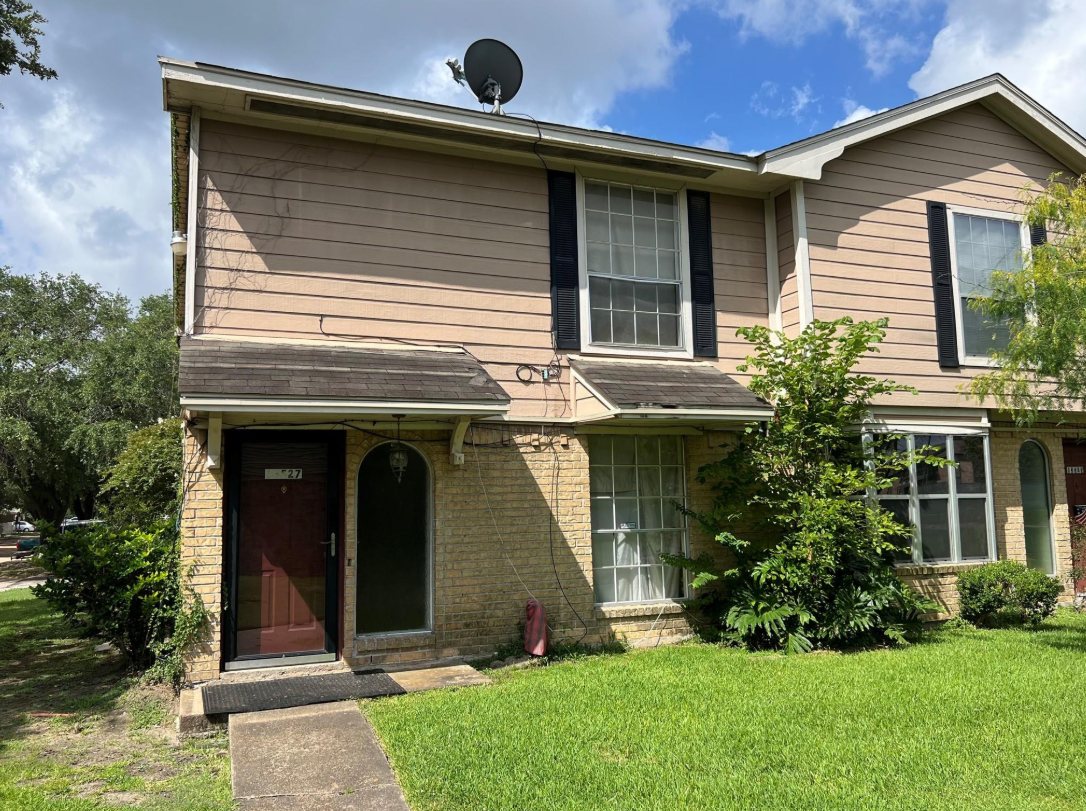 OFF-MARKET FLIP/RENTAL TOWNHOME IN CASTILIAN VILLAGE! GALENA PARK ISD!