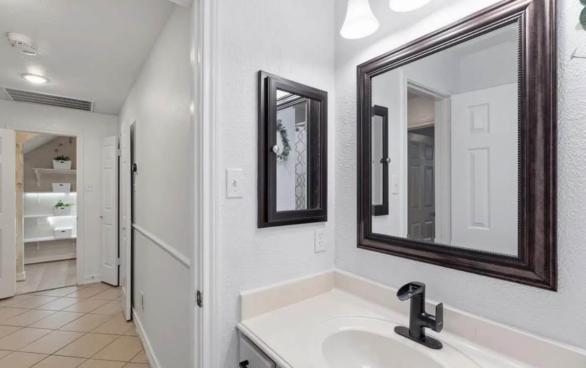 Big house for sale in  Gatesden Dr, Tomball