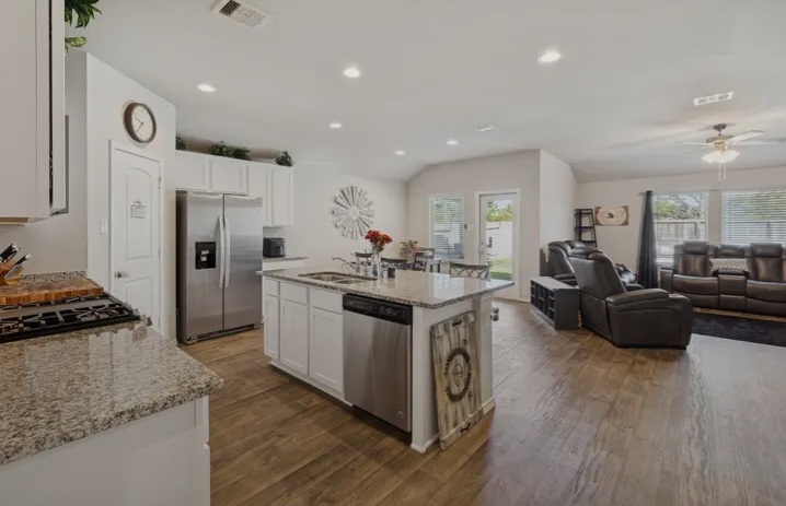 Beautiful move-in ready home in Porter’s Mill in New Caney
