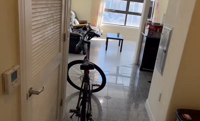 Private Room Available for a Vegetarian in an Extremely Spacious 2B1B Apartment at The Caprice