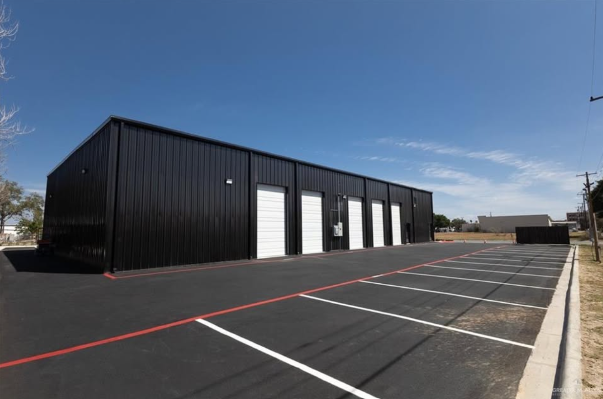 New commercial building in a prime location in Pharr!
