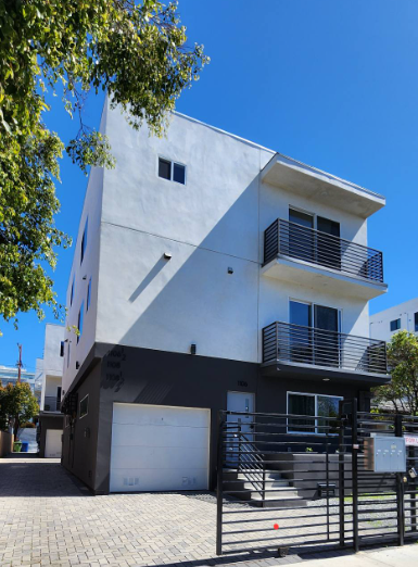 Townhome of 3 bedrooms, 3.5 baths, all appliances included, garaje for LEASE