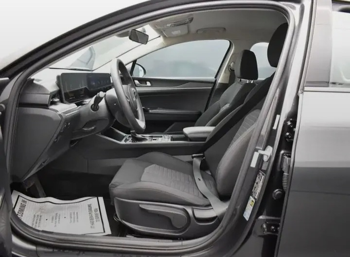 🔥 2025 Kia K5 LXS Sedan 4D — Sleek, Sporty & Like New