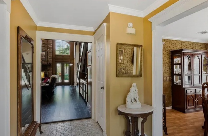 💫 A beautifully updated home with elegant details for sale in houston - Houses in Houston - Image 5 of 5