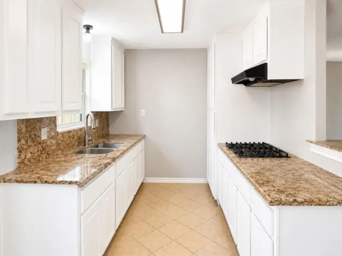 A House for sale in Houston, TX - Houses in Houston - Image 4 of 9