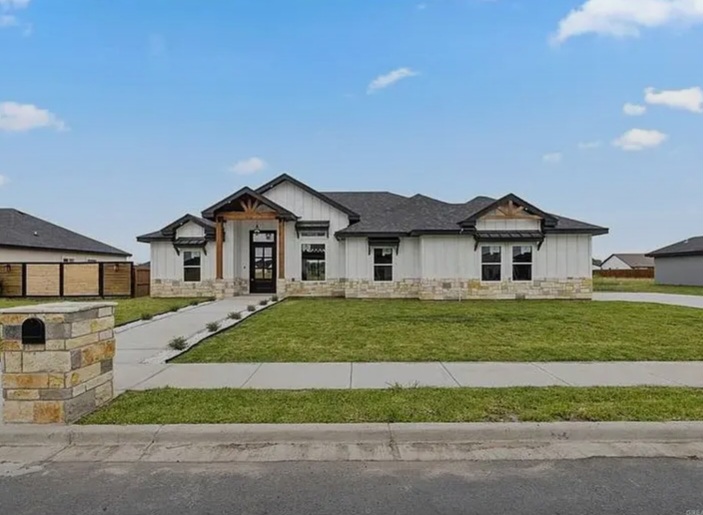 💫 A stylish modern farmhouse for sale in Weslaco in Weslaco — Houses