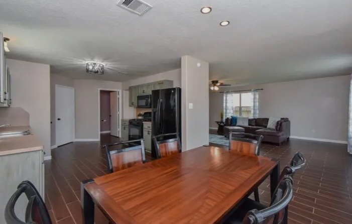 Beautiful 4 Bedroom 2.5 Bath Home Located in Deerbrook Estates - Houses in Humble - Image 5 of 10