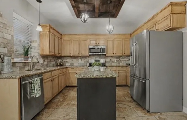 beautifully updated home in Country Club Cove - Houses in Baytown - Image 6 of 10