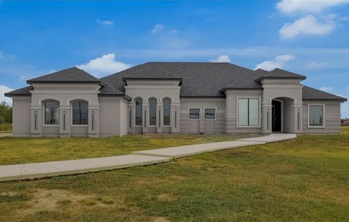 🏡 Luxury Modern Estate on 1 Acre in Edinburg