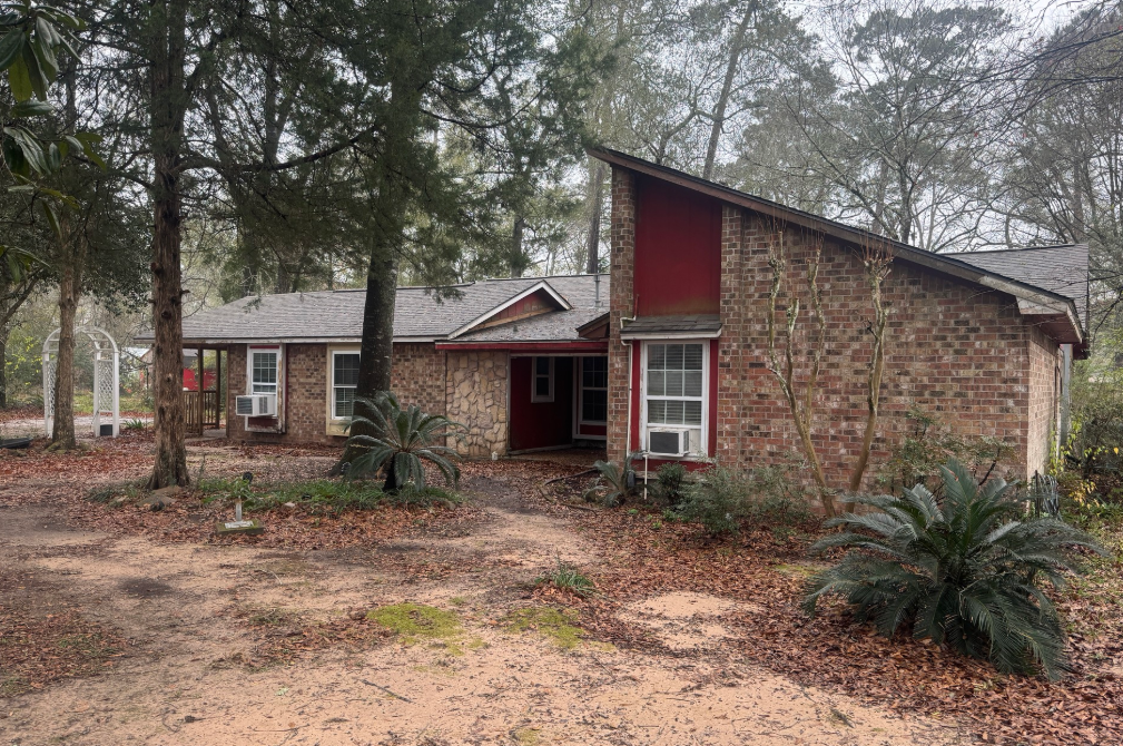 FLIP/RENTAL OPPORTUNITY ON A MASSIVE LOT IN WHISPERING PINES! CONROE ISD!