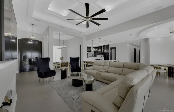 🏡 Luxury Modern Estate on 1 Acre in Edinburg