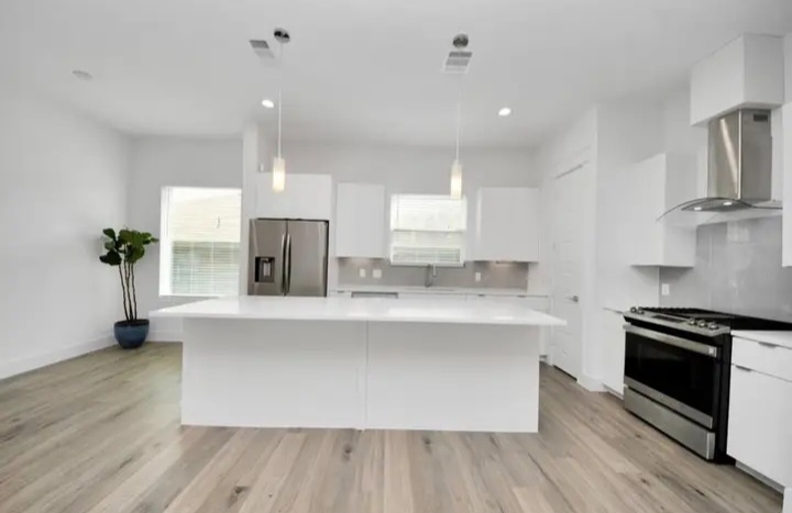 Modern living for lease in a prime Houston location - Houses in Houston - Image 2 of 9