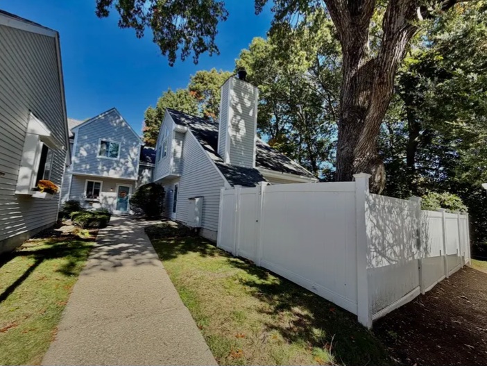 Rental good price in highly desirable Whitman Pond Village in Weymouth — Houses