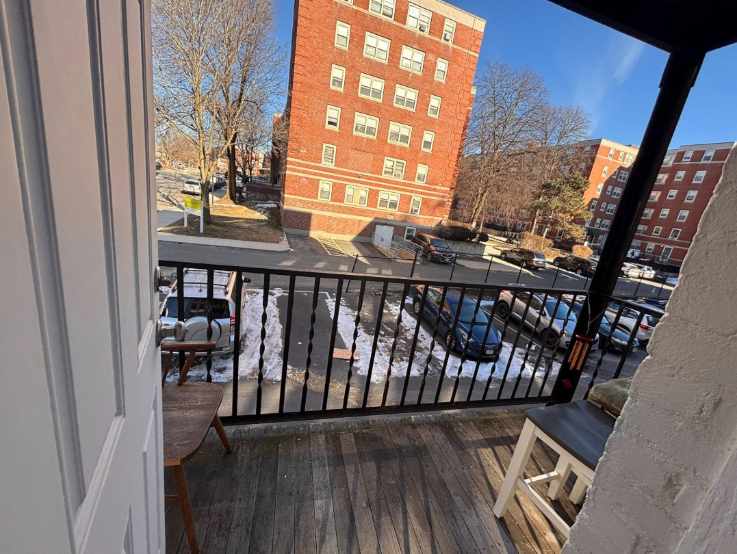 SHARED ROOM SPOT AVAILABLE IN A MIXED GENDER APARTMENT